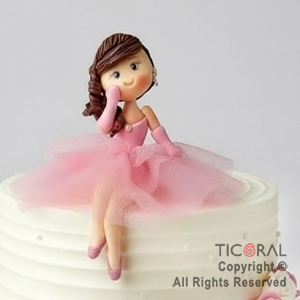 ADORNO MU�ECA CON VESTIDO SENTADA PORCELANA FRIA x 1